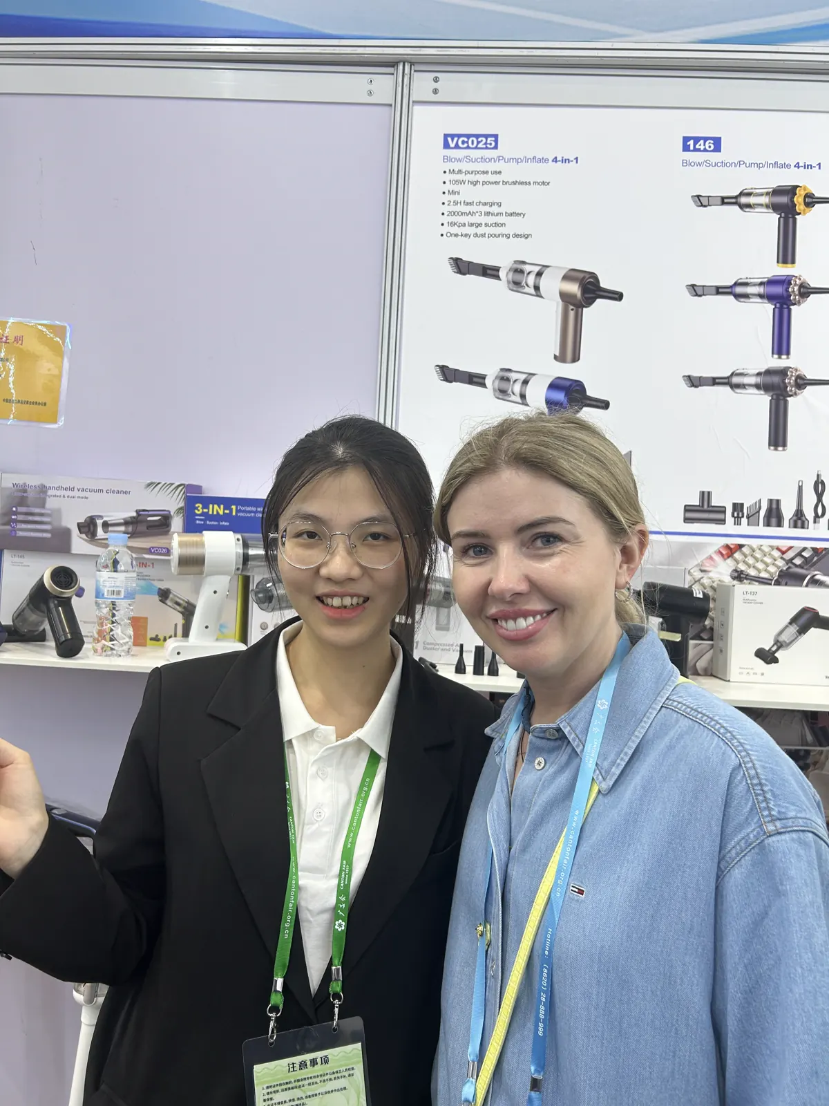 DRC representative with an international customer at the Canton Fair