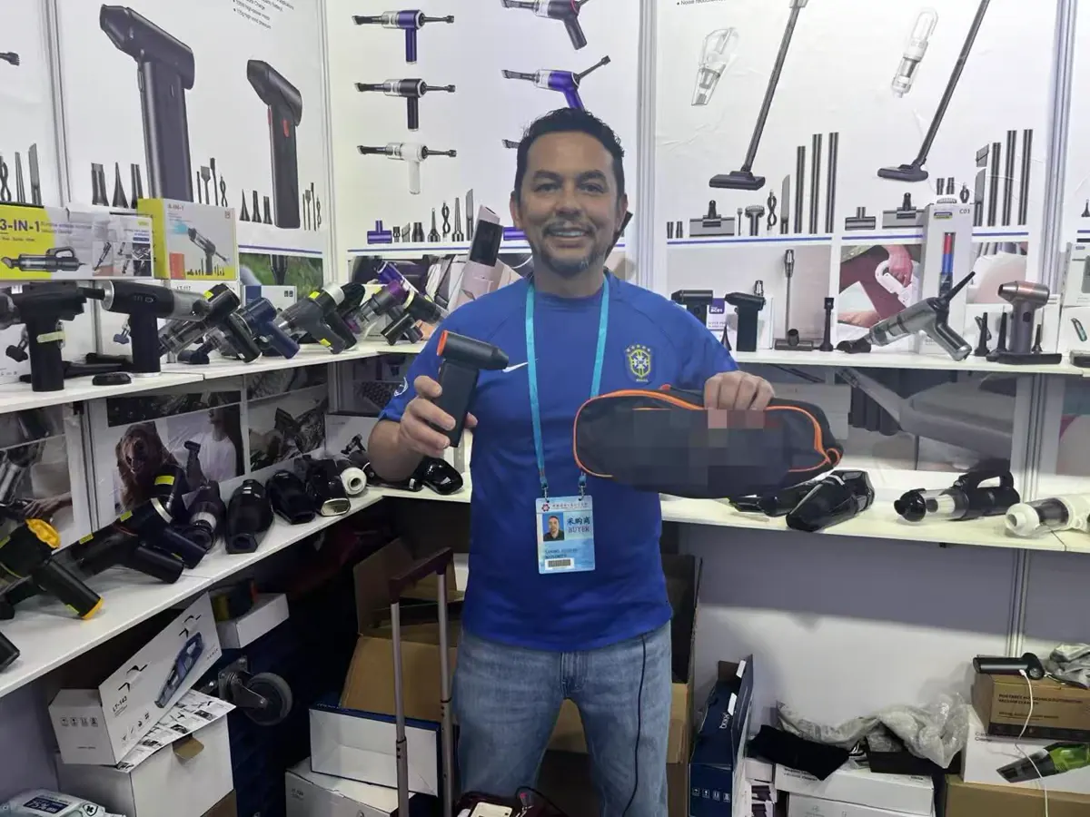 Customer presenting a DRC product at the Canton Fair